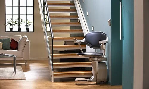 Auswahl an Treppenlift-Modellen: Buntes, individuelles Design