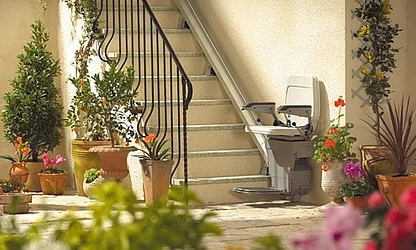 Außenlift im Garten eines Hauses