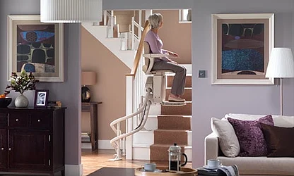 Fahrt auf einem Kurven-Treppenlift