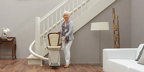 Ältere Dame nach dem Treppenlift-Kauf
