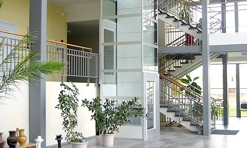 Flexibler Homelift mit Schacht