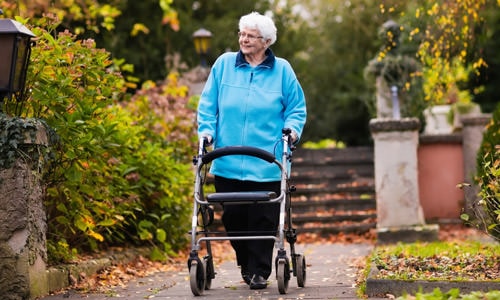 Alte Dame mit Rollator benötigt einen Treppenlift