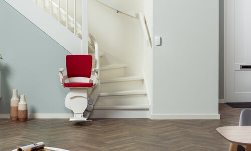 Treppenlift-Kosten für einen Lift auf einer kurvigen Treppe