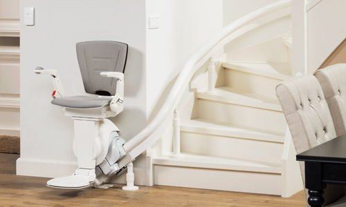 Treppenlift-Kosten für einen Lift auf einer kurvigen Treppe