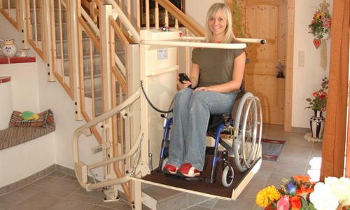 Zufriedene Kundin nach Treppenlift-Beratung mit Rollstuhllift