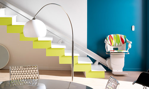 Auswahl an Treppenlift-Modellen: Buntes, individuelles Design