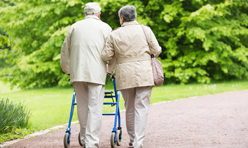 Ein Treppenlift für Senioren mit Gehhilfe oder Rollator Für Menschen mit Gehbehinderung ist ein Treppenlift geeignet.